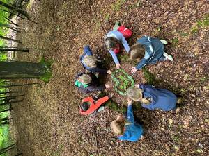 Kinder sitzen im Kreis