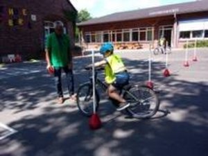 Kind fährt mit Fahrrad Slamom