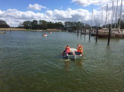 Kinder im Boot