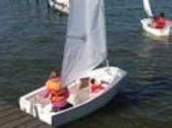 Kinder in Segelbooten auf dem Wasser