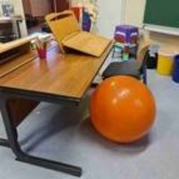 orangener Gymnastikball im Schreibtisch