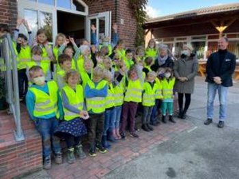 Kinder in neongelben Warnwesten