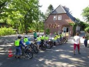 Kinder stehend in einer Reihe auf Fahrrädern
